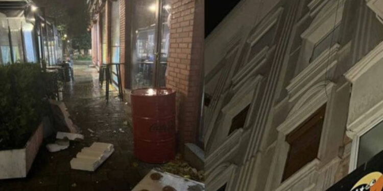 CIARAN, bie fasada e një pallati në Korçë, shpëtojnë mrekullisht kalimtarët