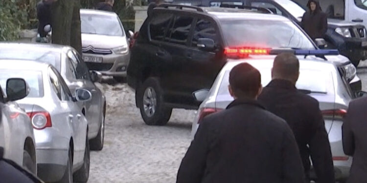 Përleshje dhe plumba me grabitësit! Një i vrarë, 2 policë të plagosur dhe 7 të arrestuar