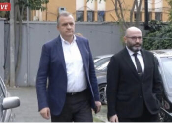 Me dy avokatë, Ilir Beqja shkon në SPAK 30 minuta më herët