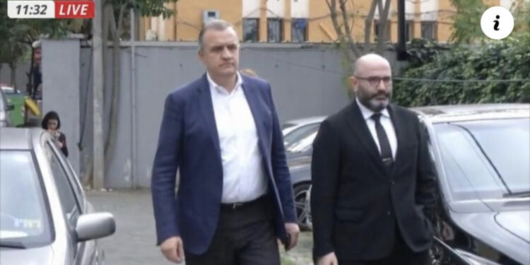 Me dy avokatë, Ilir Beqja shkon në SPAK 30 minuta më herët