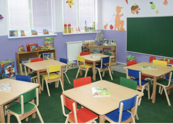 Dy fëmijë rrëzohen në kopshte në Tiranë dhe përfundojnë në spital