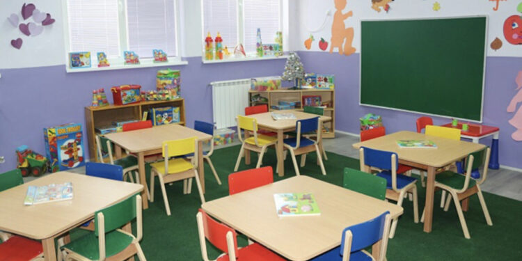 Dy fëmijë rrëzohen në kopshte në Tiranë dhe përfundojnë në spital