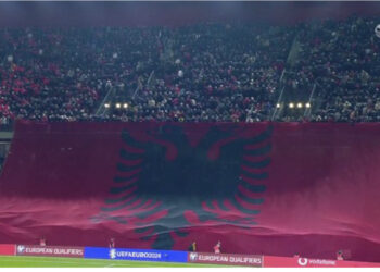 Drithëruese! Flamuri kuqezi mbulon stadiumin, nis festa