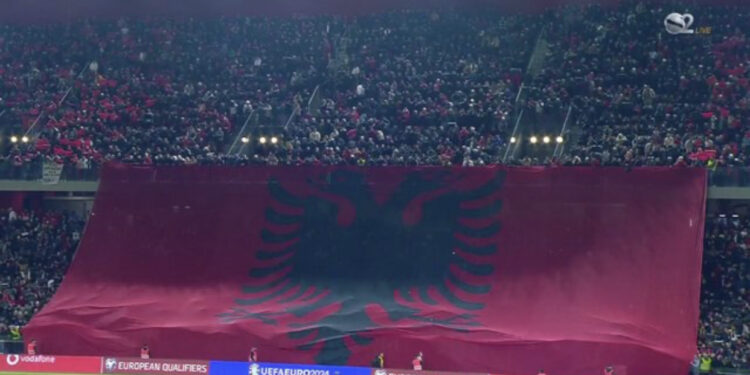 Drithëruese! Flamuri kuqezi mbulon stadiumin, nis festa
