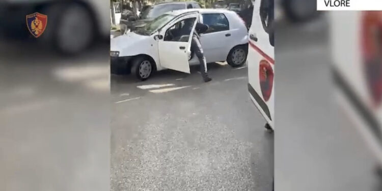 Hodhi armën nga makina, “Shqiponja” i qepet mbrapa dhe e palos