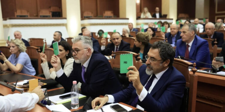 Nga çuni i Gramoz Ruçit e deri tek vajza e Ridvan Bodes, ja si i kanë kapur pozicion ku bëhet fëmijët e politikanëve