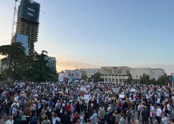 Tubim në Tiranë, qytetarët me thirrje e pankarta: Jepini fund luftës në Gaza!