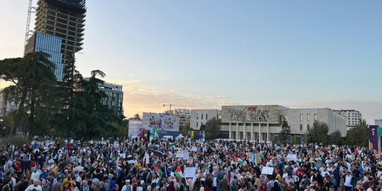 Tubim në Tiranë, qytetarët me thirrje e pankarta: Jepini fund luftës në Gaza!