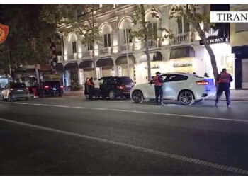 40-vjeçarit nuk i ecën rrengu, pastaj e pëson më keq kur policët “fusin” duart te makina