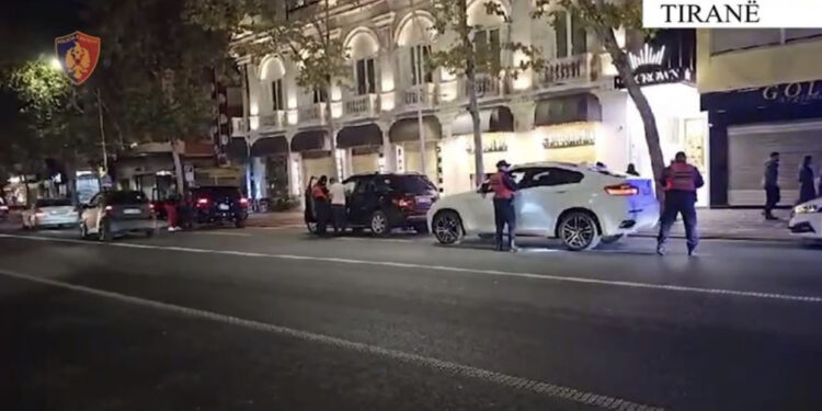 40-vjeçarit nuk i ecën rrengu, pastaj e pëson më keq kur policët “fusin” duart te makina