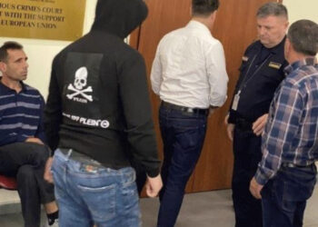 FOTO/Me kapuç në kokë, ky është njeriu që futi në “grackë” Fredi Belerin