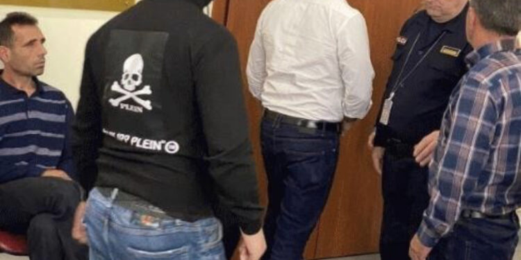 FOTO/Me kapuç në kokë, ky është njeriu që futi në “grackë” Fredi Belerin