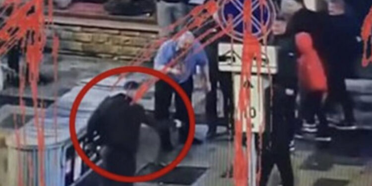 VIDEO/ Kampioni i boksit plagos 4 persona me pistoletë në mes të rrugës