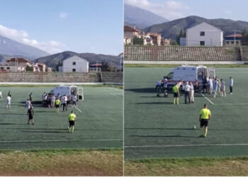 VIDEO/ Momente paniku në Burrel, lojtari bie pa ndjenja në fushë pas përplasjes me shokun e skuadrës