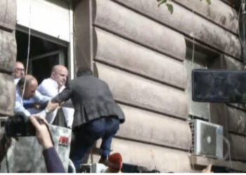 FOTO/ PS u mbylli derën, deputetët e PD-së futen në Kuvend nga dritarja