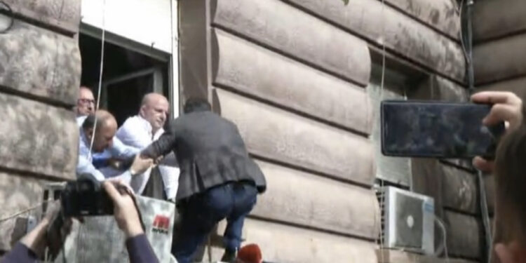 FOTO/ PS u mbylli derën, deputetët e PD-së futen në Kuvend nga dritarja