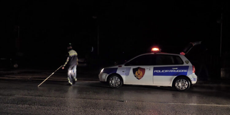 Aksident në Maliq, plagoset 17-vjeçari dhe shoferi i automjetit