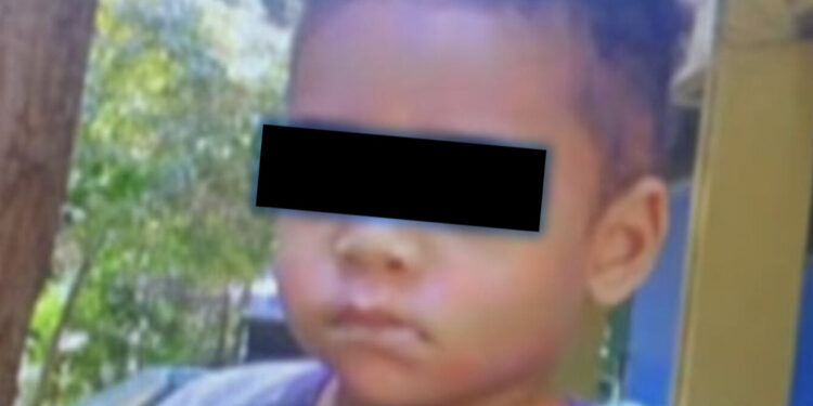 “Im bir nuk donte të shkonte në çerdhe atë ditë”, 2-vjeçari u harrua në autobusin e shkollës, humb jetën nga i nxehti