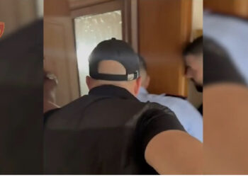 VIDEO/ “Mos lëviz”! Shqyhet dera, policia e ka “skifterin” në krevat duke fjetur 