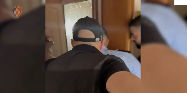VIDEO/ “Mos lëviz”! Shqyhet dera, policia e ka “skifterin” në krevat duke fjetur 