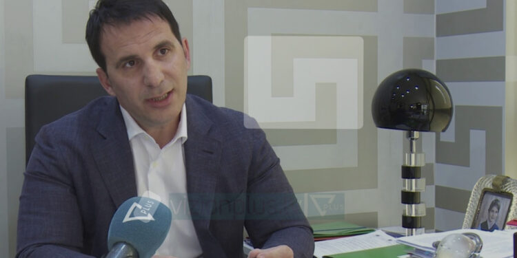 Gati arrestimi/ Tedi Malaveci arratiset nga Shqipëria, policia kontroll në zyrat e tij. Sekuestrohet kompjuteri personal