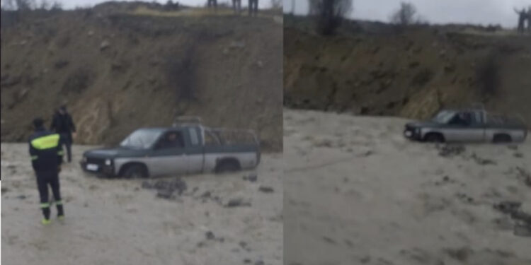 Vërshimi i përroit merr përpara fuoristradën me tre persona brenda