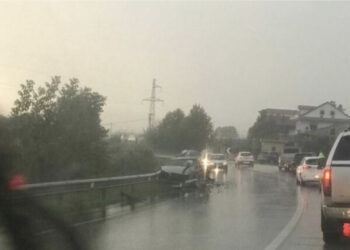 Stuhia shkak aksidenti në Elbasan, përplasen dy automjete