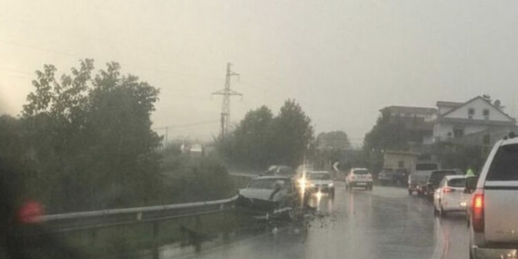 Stuhia shkak aksidenti në Elbasan, përplasen dy automjete