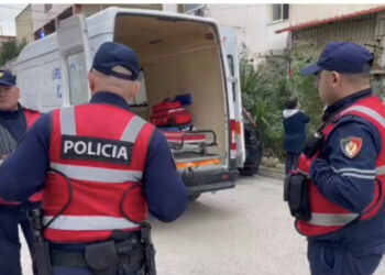 FIER/ Fqinjët alarmohen nga era e qumështit, policia gjen një person të vdekur brenda banesës