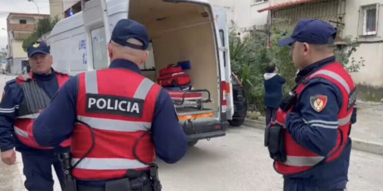 FIER/ Fqinjët alarmohen nga era e qumështit, policia gjen një person të vdekur brenda banesës