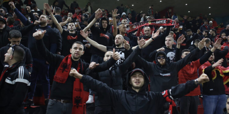 “Air Albania” i mbushur plot, tifozët sjellin super atmosferë