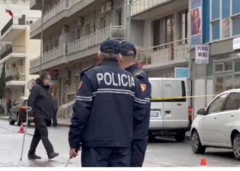 Sherr në Kavajë, i riu qëllohet me sëpatë në kokë