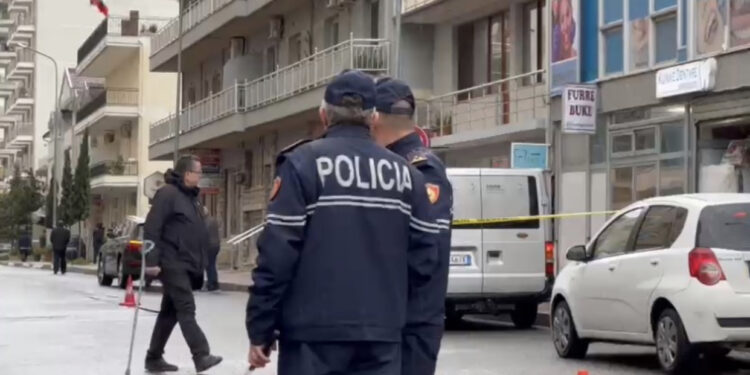 Sherr në Kavajë, i riu qëllohet me sëpatë në kokë