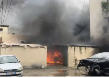 Zjarr pranë sheshit të Flamurit në Vlorë, shkrumbohet banesa dhe servisi i makinave