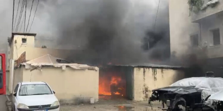 Zjarr pranë sheshit të Flamurit në Vlorë, shkrumbohet banesa dhe servisi i makinave