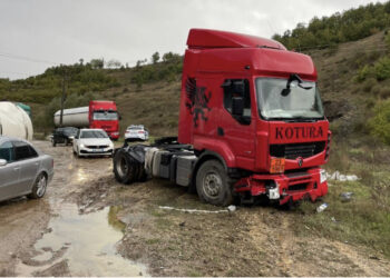 FOTO/ Autoboti në Librazhd përplaset me makinën dhe përmbyset, shkak moti i keq