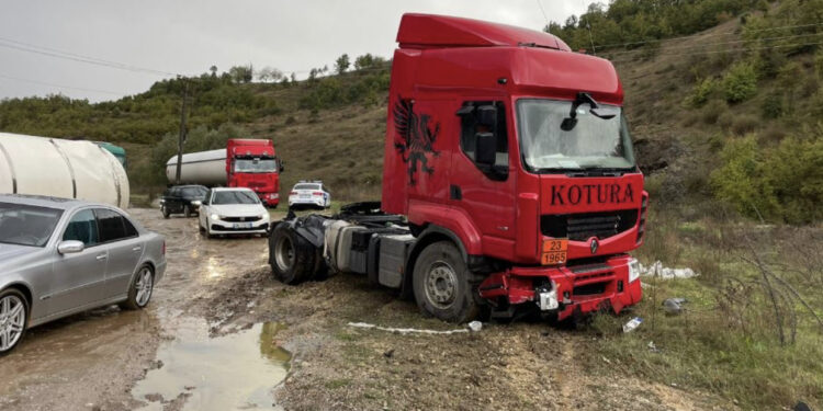 FOTO/ Autoboti në Librazhd përplaset me makinën dhe përmbyset, shkak moti i keq