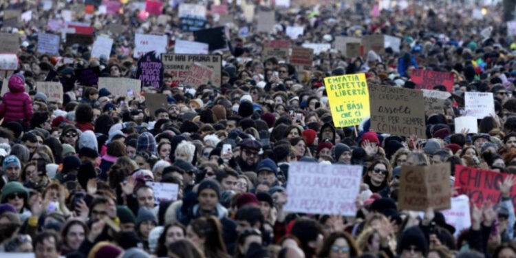 Vrasja e 22-vjeçares nga i dashuri, protesta masive në Romë