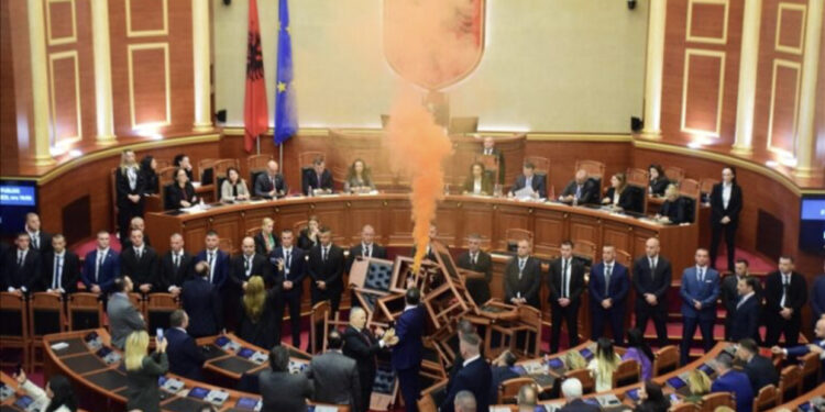 Tensionet në Parlament, reagon ambasada Amerikane në Tiranë