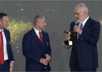 Sylvinho pajiset me pasaportë shqiptare, Rama i akordon “Shqiponjën e Artë”: Një shqiptar që po lind