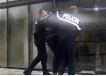 “Alo policia, njëri me armë po pi kafe te lokali”! “Befasia” çon në pranga 37-vjeçarin