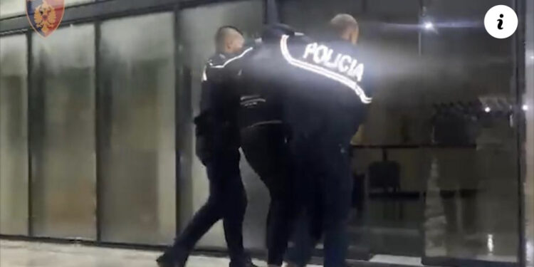 “Alo policia, njëri me armë po pi kafe te lokali”! “Befasia” çon në pranga 37-vjeçarin