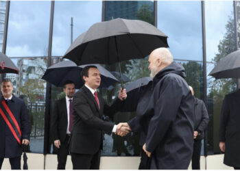 FOTO/ Rama dhe Kurti shtrëngojnë duart në Vlorë