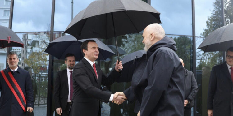FOTO/ Rama dhe Kurti shtrëngojnë duart në Vlorë