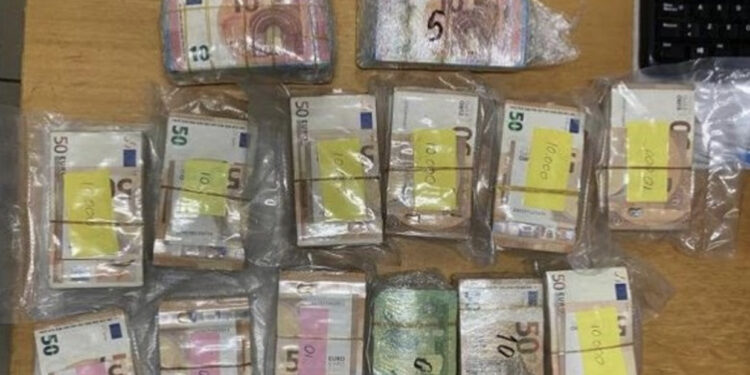 “Në motorin e autobusit”, kapen 139 mijë euro në Bari, destinacion, Shqipëria