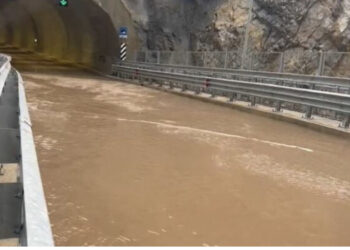 Mbushet me ujë tuneli në Rrugën e Arbrit