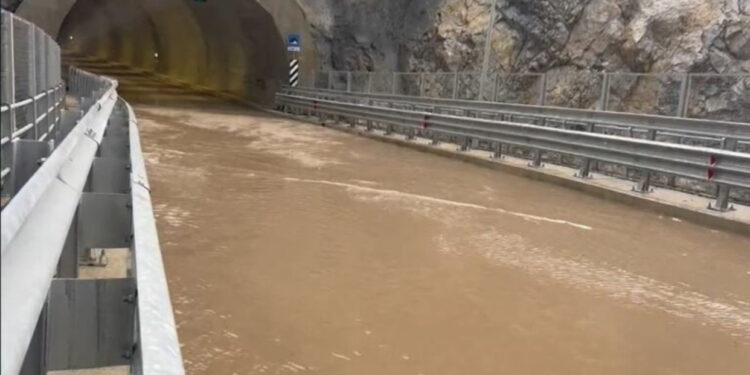Mbushet me ujë tuneli në Rrugën e Arbrit