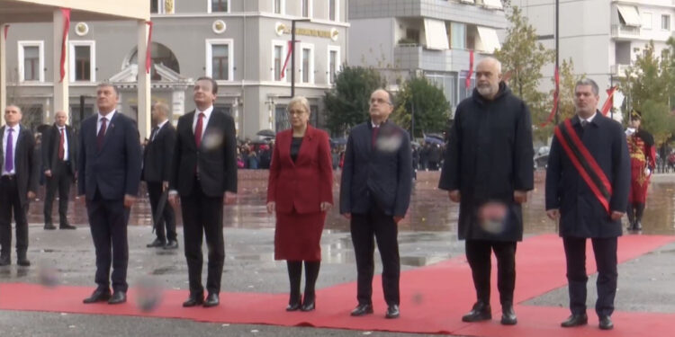 Ceremoni zyrtare për 111-vjetorin e Pavarësisë, Rama dhe Kurti bashkë në Vlorë