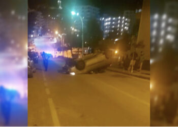 Polici i dehur përmbysi makinën, dy të tjerë e “shtrojnë” me birra në lokal