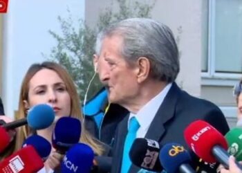 “Basha po vazhdon porositë e Ramës”, Berisha flet jashtë Kuvendit: Sot ishte një grevë e përkohshme, është vetëm fillimi